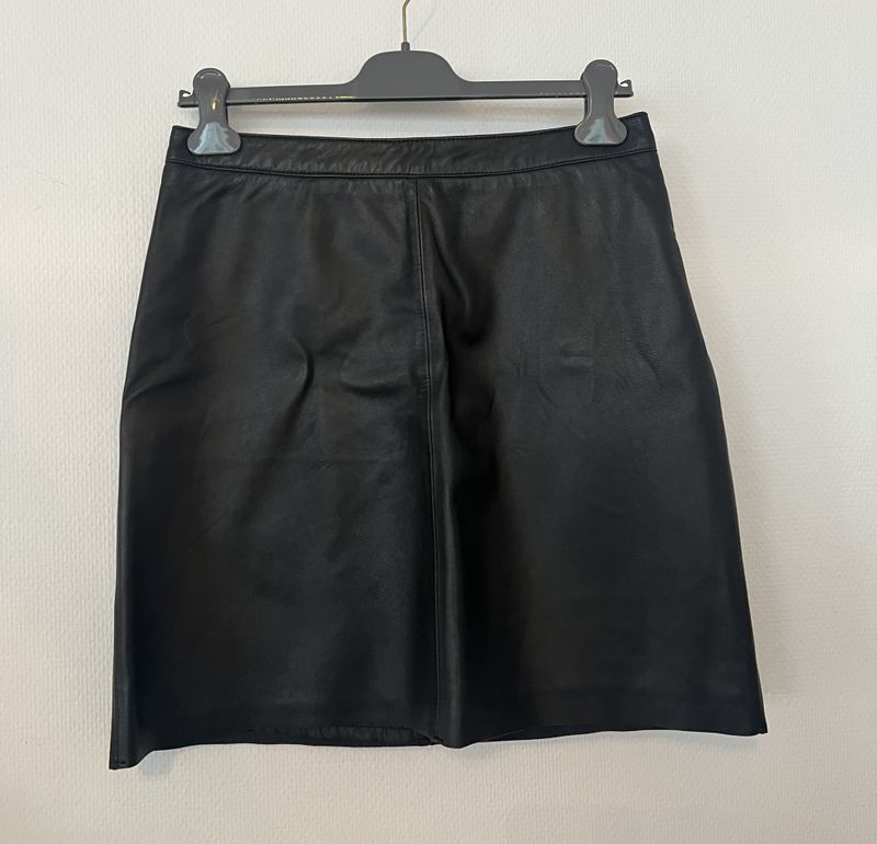 351 - Sort skinnskjørt 