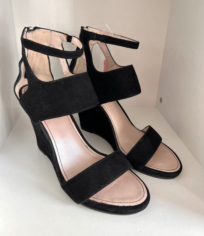 102526 - DKNY Black Suede Wedges