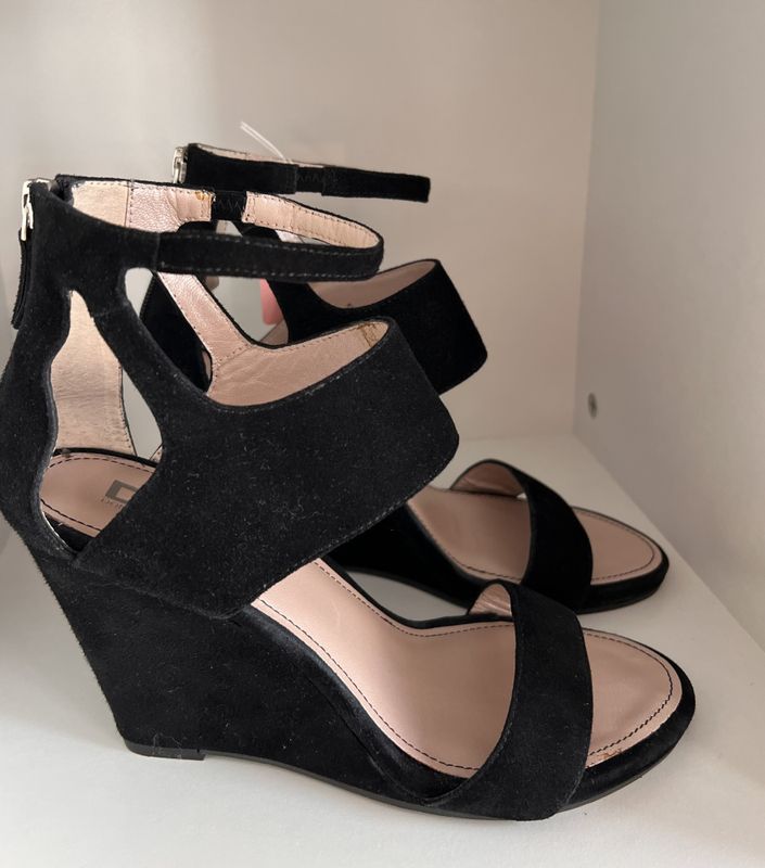 102526 - DKNY Black Suede Wedges