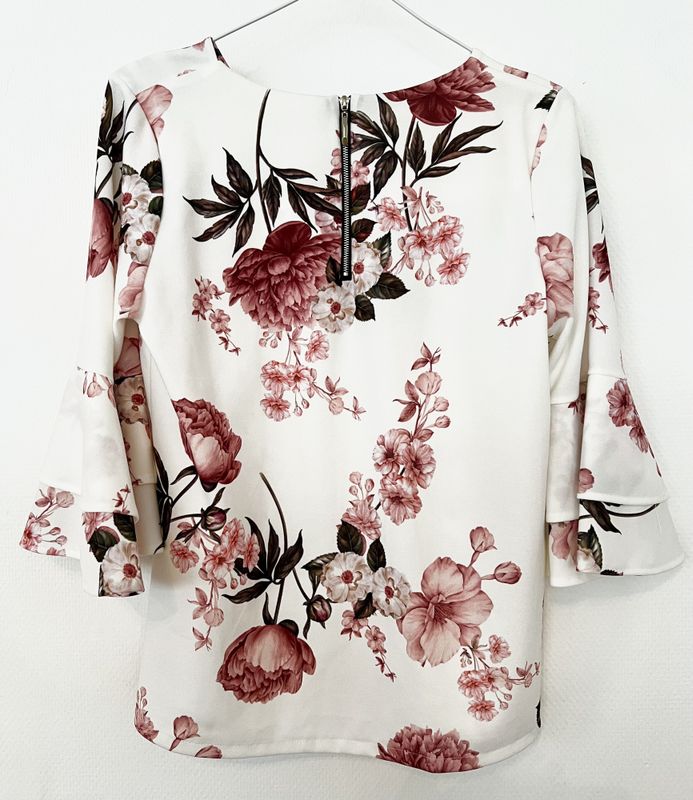 101587 - bluse med volanger 